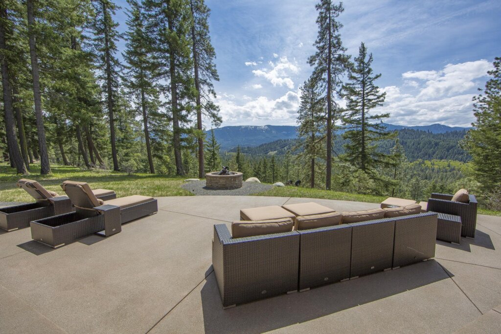 a group of couches sitting on top of a cement patio.